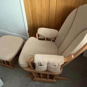 Nursing chair and matching stool - Image 4