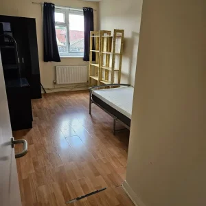 Room in a two-bed flat - Image 2