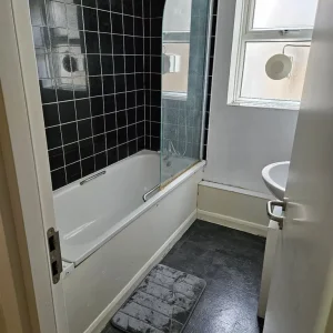 Room in a two-bed flat - Image 5