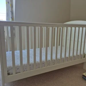 Wooden cotbed with mattress - Image 3