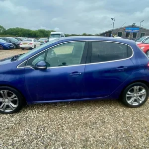 2014 Peugeot 208 1.4 HDi Allure Hatchback - Image 5