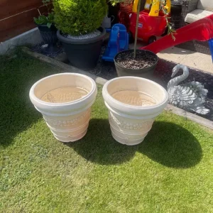 Pair of large ornate plastic planters - Image 4