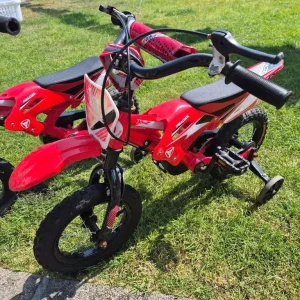Two kids bikes with stabilisers - Image 2