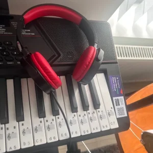 Brand new keyboard with table and chair - Image 2