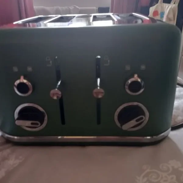 Green Breville 4-slice toaster