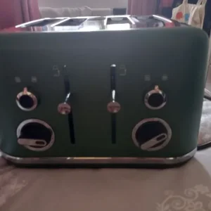 Green Breville 4-slice toaster