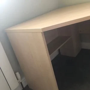 Large corner office desk and 3 draws - Image 4