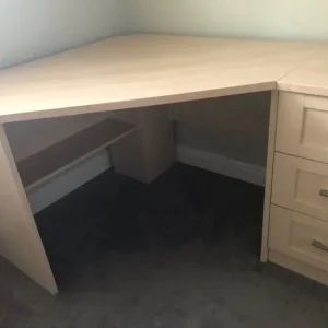 Large corner office desk and 3 draws - Image 5