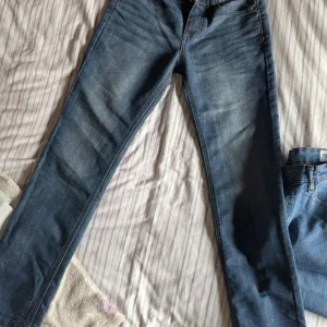 28" Waist Mens Jeans - Image 2