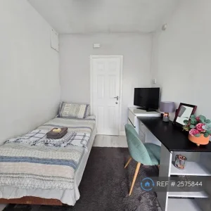 Studio flat in Birch Grove - Image 2