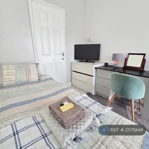 Studio flat in Birch Grove - Image 3