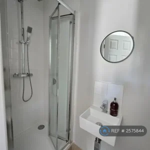 Studio flat in Birch Grove - Image 6