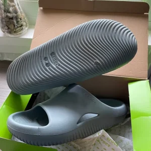 Men’s crocs size 9 - Image 3