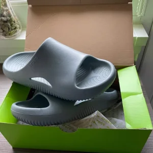Men’s crocs size 9 - Image 4
