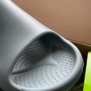Men’s crocs size 9 - Image 5