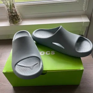 Men’s crocs size 9