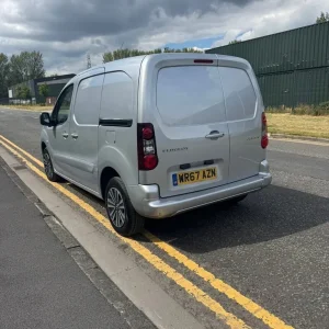 2017 Peugeot Partner 850 SE 1.6 BlueHDi 100 Van ETG - Image 6