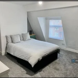 6 bedroom furnished house in Kensington Fields - Image 2