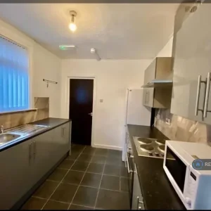 6 bedroom furnished house in Kensington Fields - Image 3