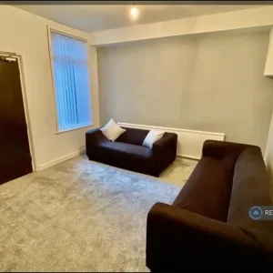 6 bedroom furnished house in Kensington Fields - Image 5