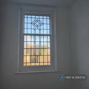 4 bedroom flat in Fulwood Road - Image 3