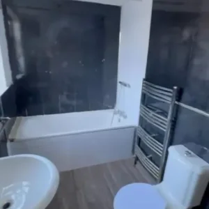 Double Room in RM9 5UP - Image 4