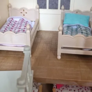 Sylvanian Families house with Rabbit family and furniture - Image 4