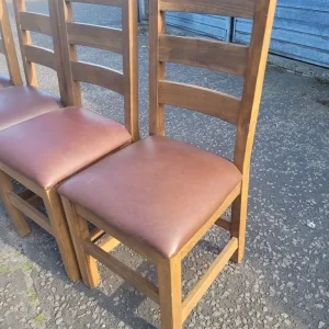 4 solid oak dining chairs with leather seats - Image 3
