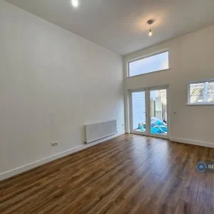 4 bedroom terraced house in Topfields Grove - Image 2