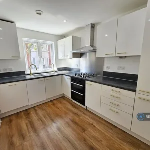 4 bedroom terraced house in Topfields Grove - Image 3