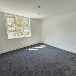 4 bedroom terraced house in Topfields Grove - Image 4