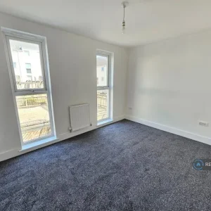 4 bedroom terraced house in Topfields Grove - Image 5