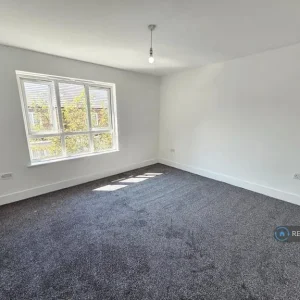 4 bedroom terraced house in Topfields Grove - Image 6