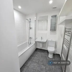 4 bedroom terraced house in Topfields Grove - Image 7