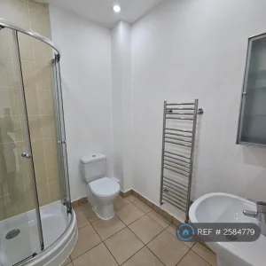 4 bedroom terraced house in Topfields Grove - Image 8
