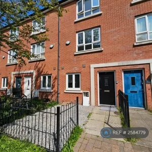 4 bedroom terraced house in Topfields Grove