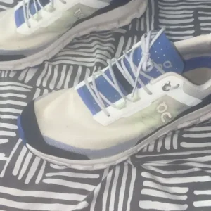 on cloud running shoes comfy only worn a few times - Image 2