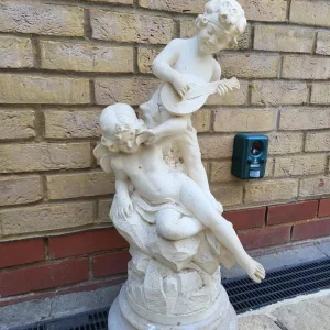 Statue playing mandolin, 74cm with marble stand - Image 2