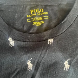 Ralph Lauren Polo Men's T-Shirt Size M Full Logo Print - Image 4