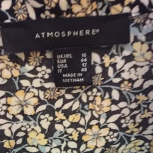 Atmosphere Loose Floral Blouse with Detachable Bow - Image 5