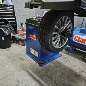 Mechanic Garage with Office and Toilet – Fully Equipped Workshop - Image 4