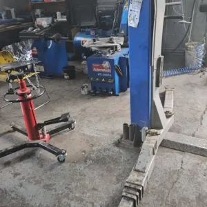 Mechanic Garage with Office and Toilet – Fully Equipped Workshop - Image 6