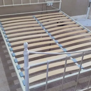 Double bed metal frame with wooden slats - Image 2