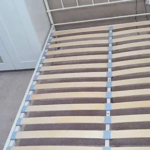 Double bed metal frame with wooden slats - Image 3