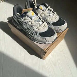 ASICS GEL-NYC Clay Grey & Black Trainers - Image 4