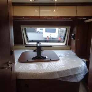 LMC 655 VIP Exquisit 5 Berth Fixed Bed Caravan 2020 - Image 5