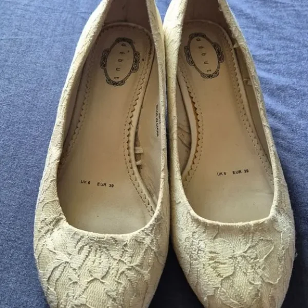 Cream lace formal/wedding shoes, size 6