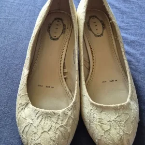 Cream lace formal/wedding shoes, size 6