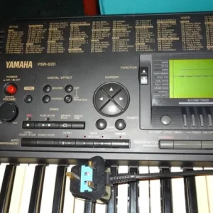 Yamaha PSR-620 keyboard with 61 keys and 150+ sounds - Image 3