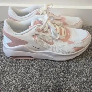 Size 4.5 Nike Air Max Bolt trainers - Image 2